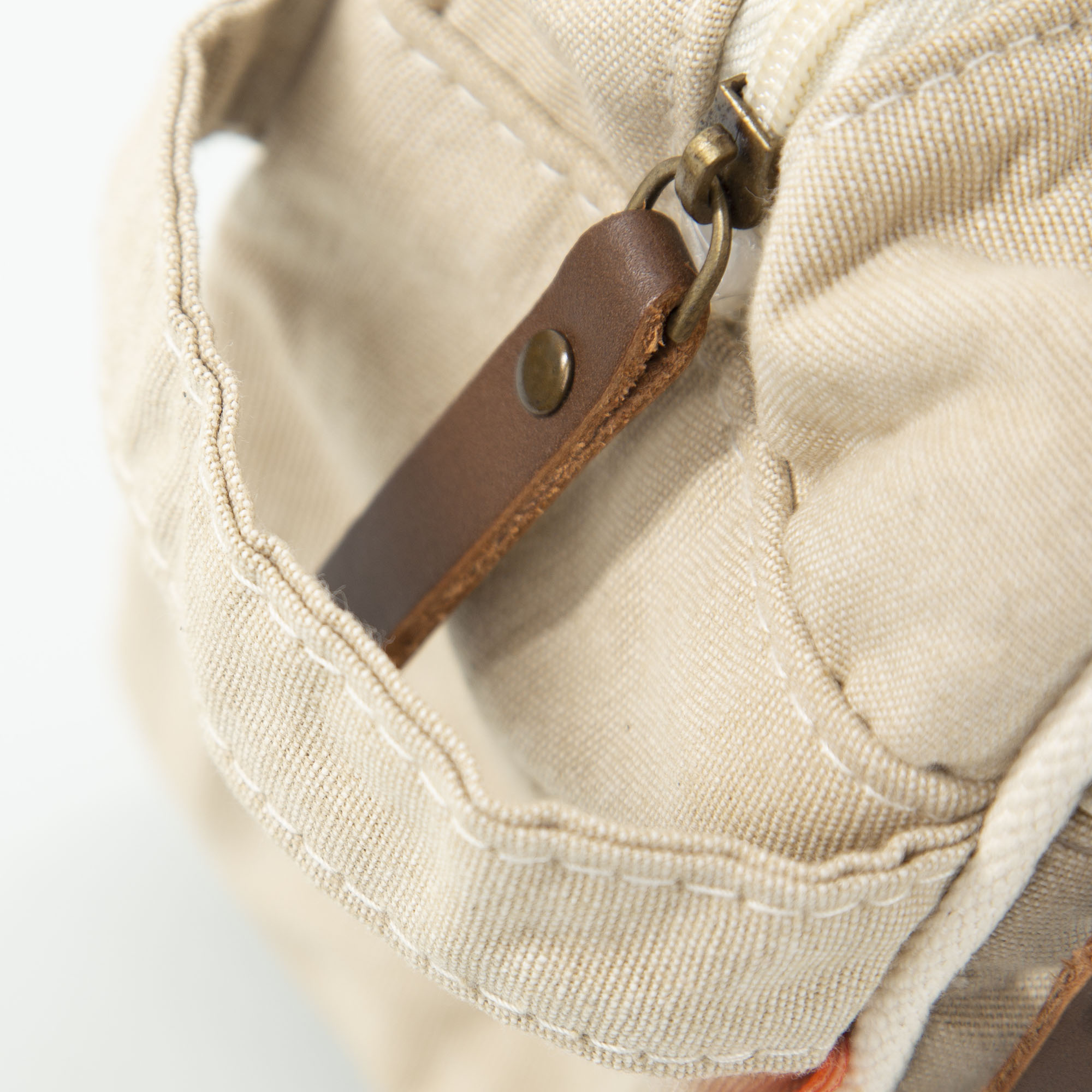 Self-Constructed Canvas Handle